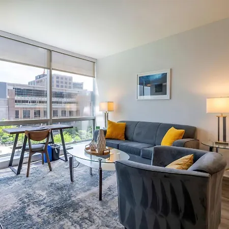 Modern Apt Close To Downtown